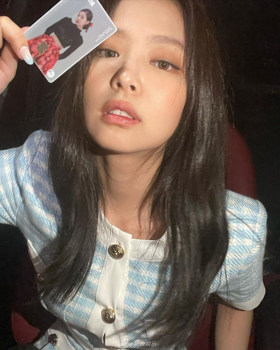組圖：JENNIE穿藍色套裝露蠻腰 對鏡自拍嘟嘴晒照