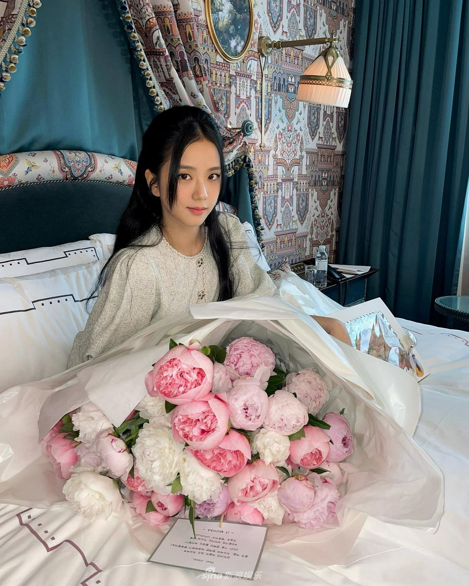 組圖：BLACKPINK金智秀晒照 捧花束托腮風格復古