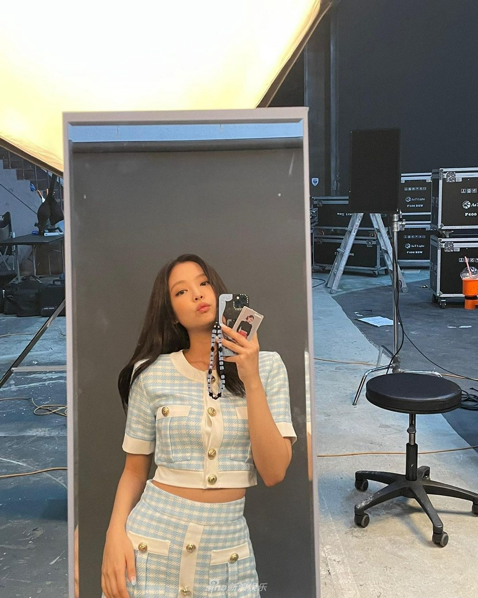 組圖：JENNIE穿藍色套裝露蠻腰 對鏡自拍嘟嘴晒照