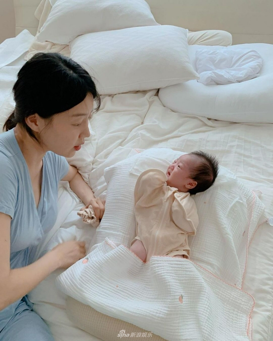 组图：韩智慧产女后晒娃儿不停 小宝宝嘟嘟脸侧颜可爱