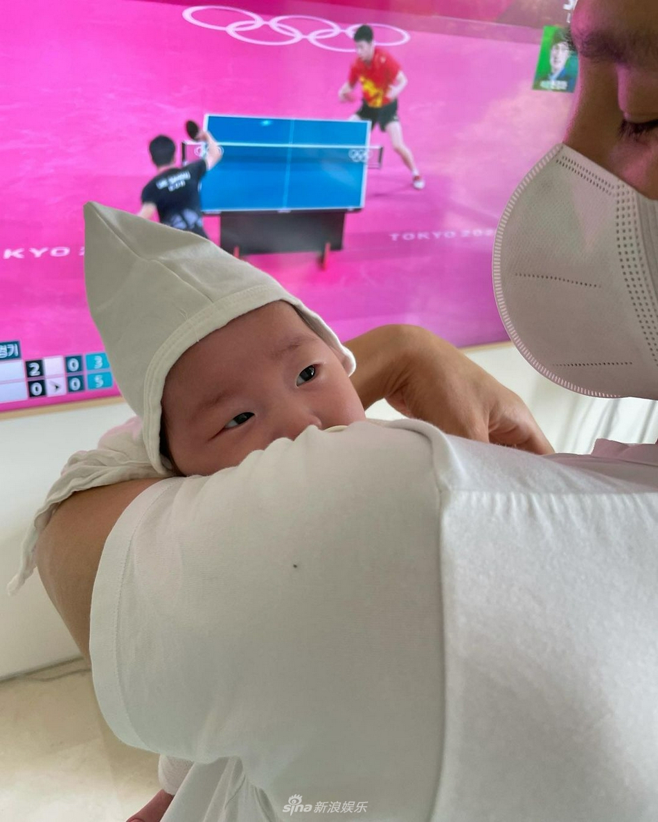组图：韩智慧产女后晒娃儿不停 小宝宝嘟嘟脸侧颜可爱