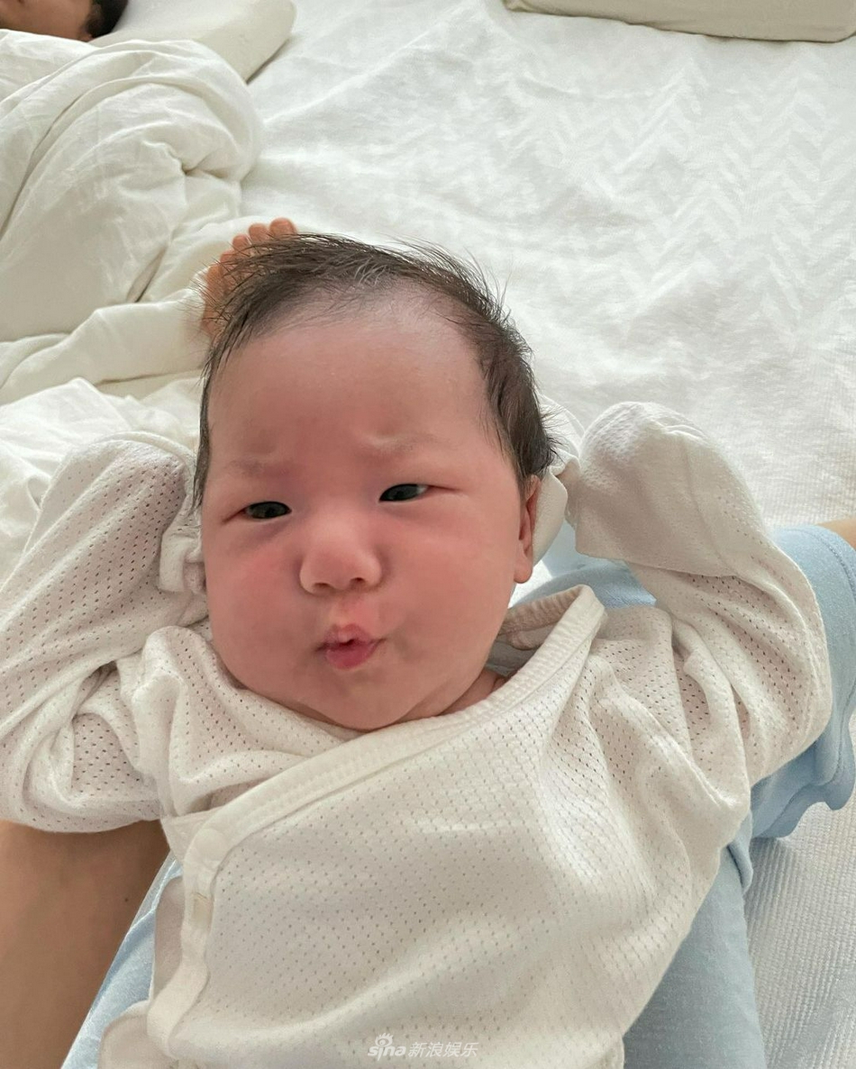 组图：韩智慧产女后晒娃儿不停 小宝宝嘟嘟脸侧颜可爱