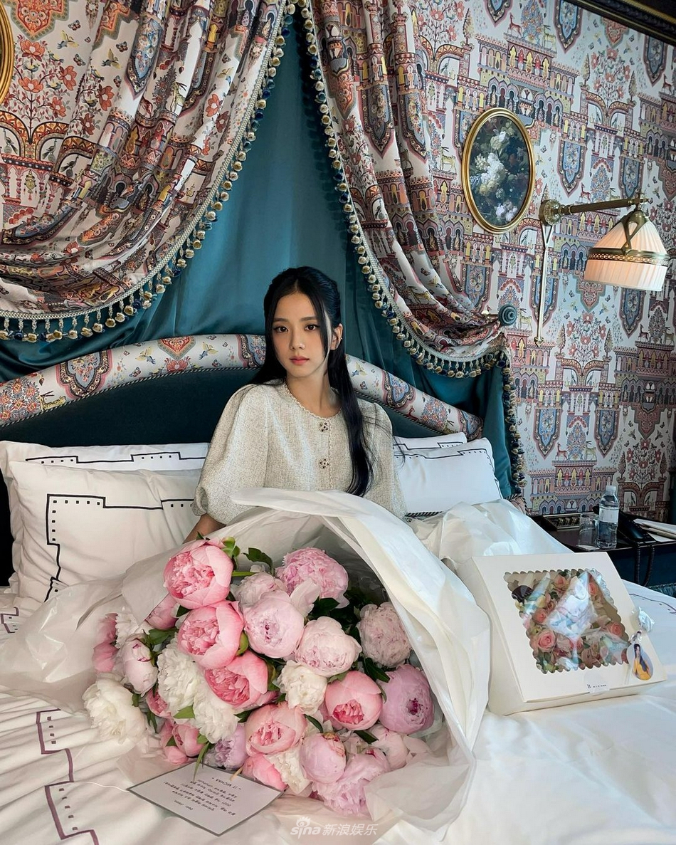 組圖：BLACKPINK金智秀晒照 捧花束托腮風格復古