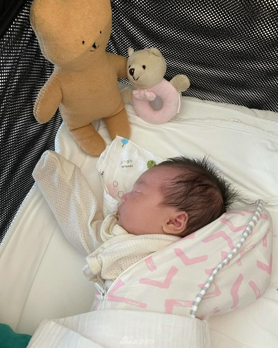 组图：韩智慧产女后晒娃儿不停 小宝宝嘟嘟脸侧颜可爱