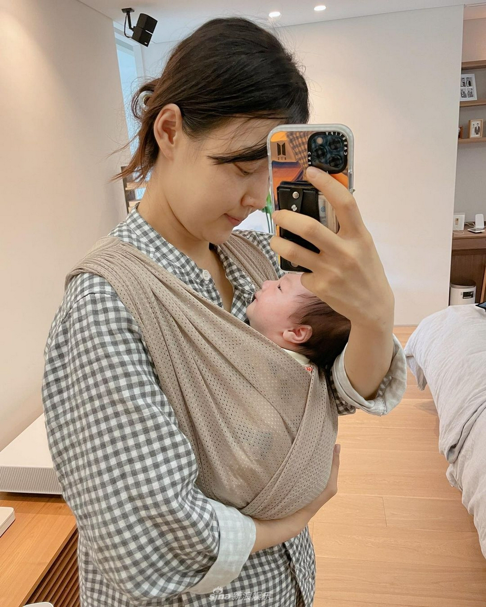 组图：韩智慧产女后晒娃儿不停 小宝宝嘟嘟脸侧颜可爱