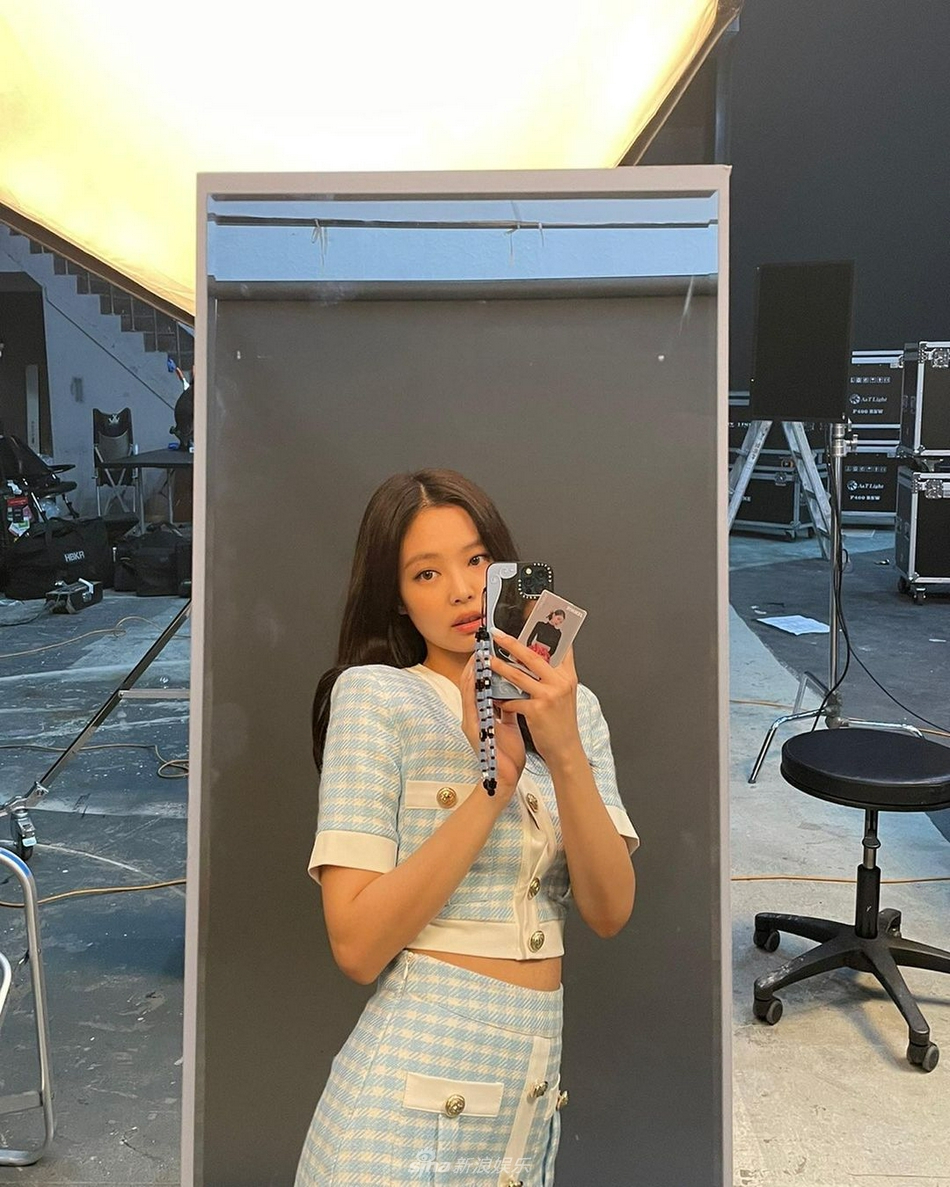 組圖：JENNIE穿藍色套裝露蠻腰 對鏡自拍嘟嘴晒照