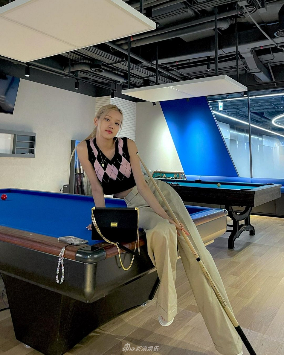 组图：BLACKPINK朴彩英坐台球桌拍照 露出纤细蚂蚁腰