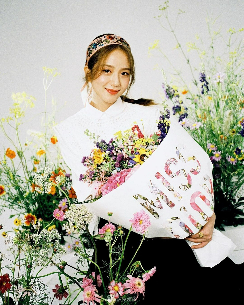 组图：BLACKPINK金智秀发带造型古典美 捧花束甜笑嫣然