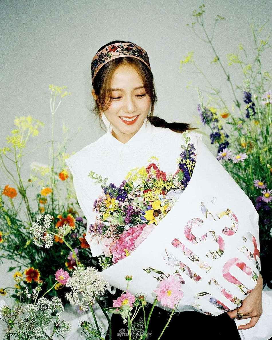 组图：BLACKPINK金智秀发带造型古典美 捧花束甜笑嫣然