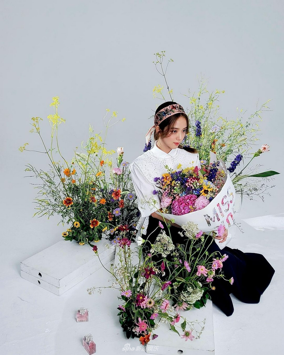 组图：BLACKPINK金智秀发带造型古典美 捧花束甜笑嫣然