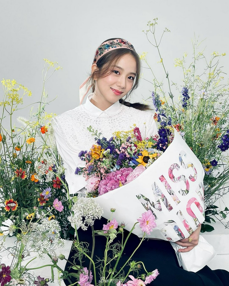 组图：BLACKPINK金智秀发带造型古典美 捧花束甜笑嫣然