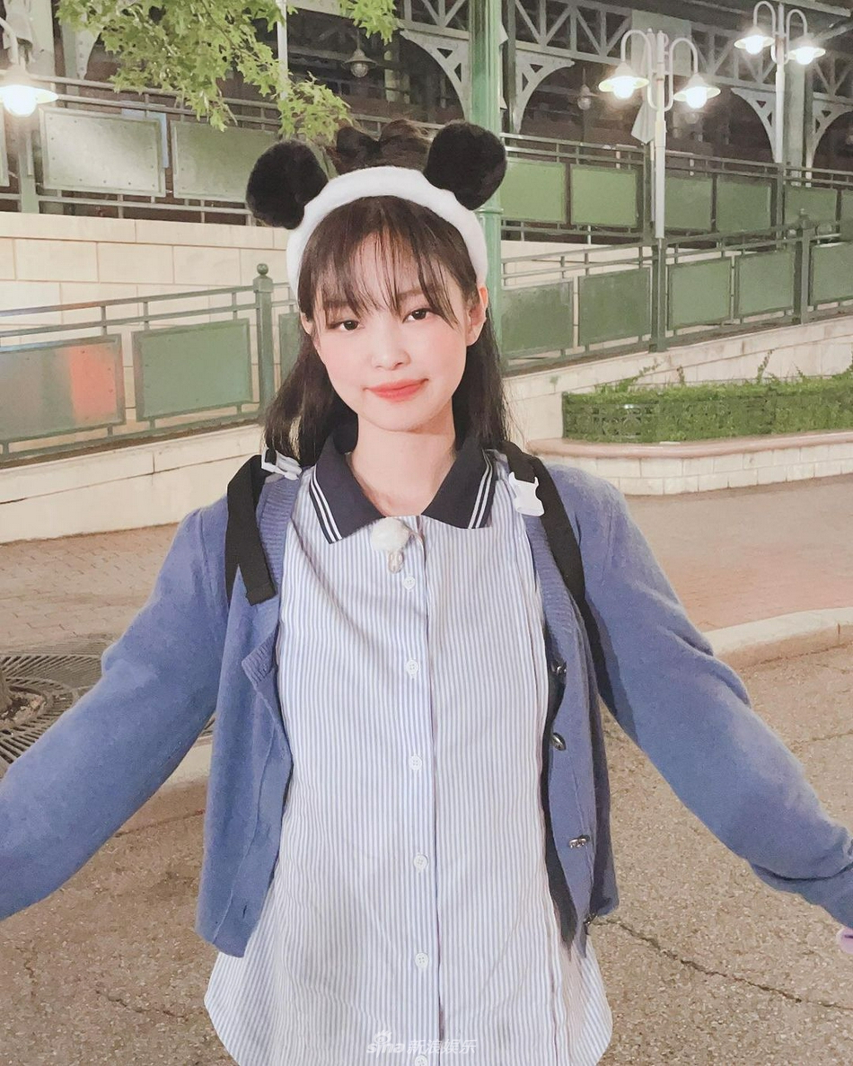 組圖：JENNIE戴熊貓髮箍自拍面板細嫩 造型可愛似學生