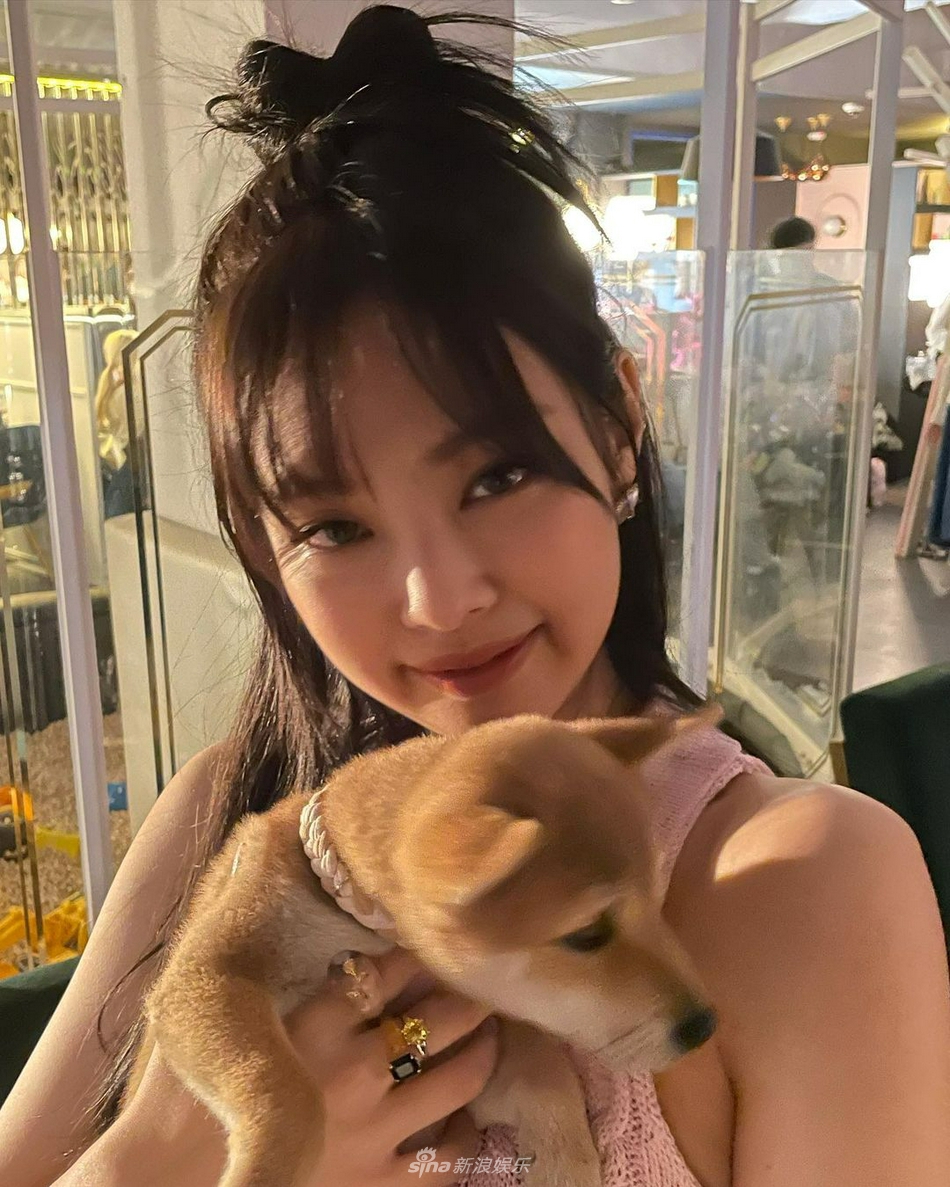 組圖：JENNIE戴熊貓髮箍自拍面板細嫩 造型可愛似學生