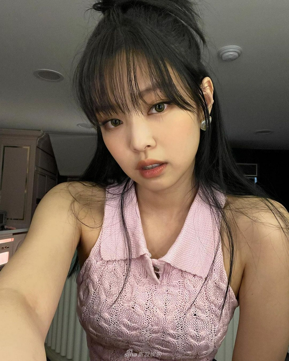 組圖：JENNIE戴熊貓髮箍自拍面板細嫩 造型可愛似學生