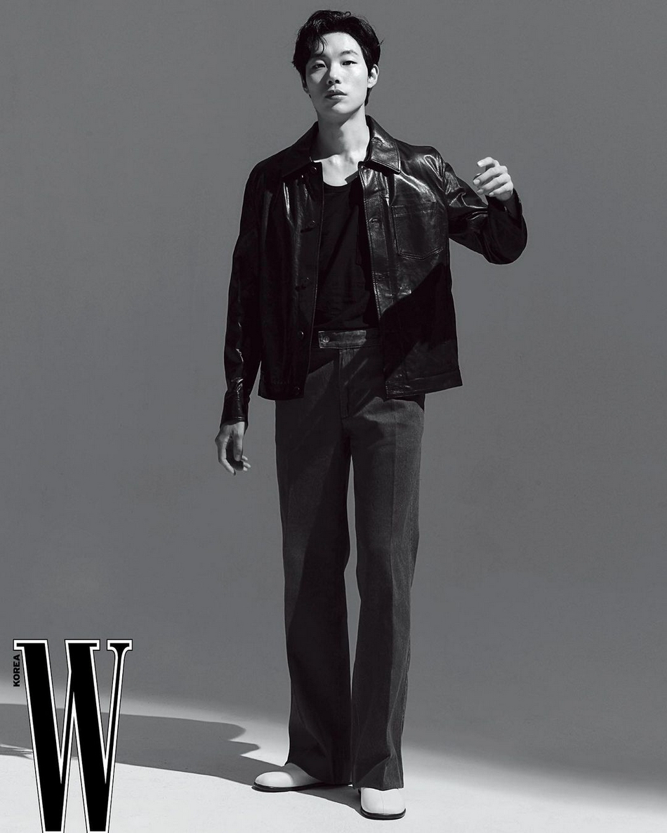 組圖：韓星柳俊烈登《W》雜誌 禁慾系寫真利落有型
