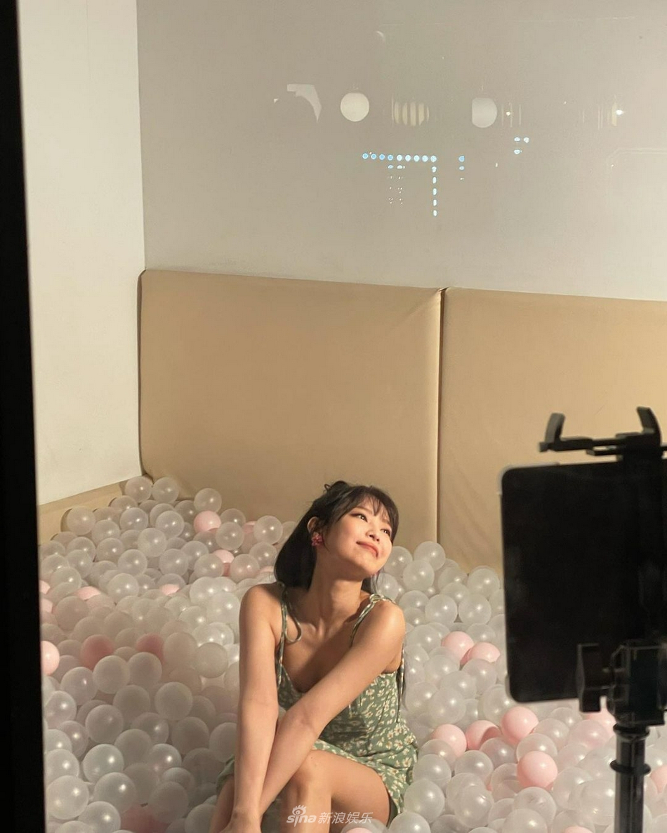 組圖：JENNIE戴熊貓髮箍自拍面板細嫩 造型可愛似學生