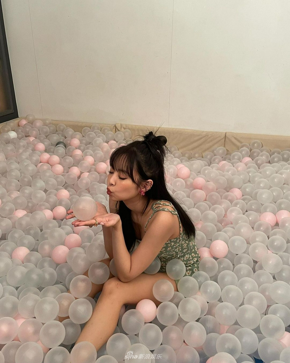 組圖：JENNIE戴熊貓髮箍自拍面板細嫩 造型可愛似學生
