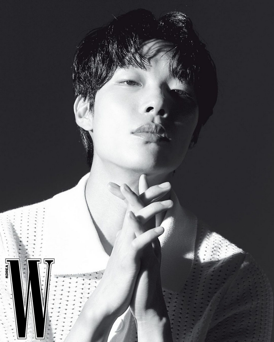 組圖：韓星柳俊烈登《W》雜誌 禁慾系寫真利落有型