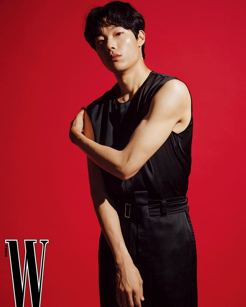 組圖：韓星柳俊烈登《W》雜誌 禁慾系寫真利落有型