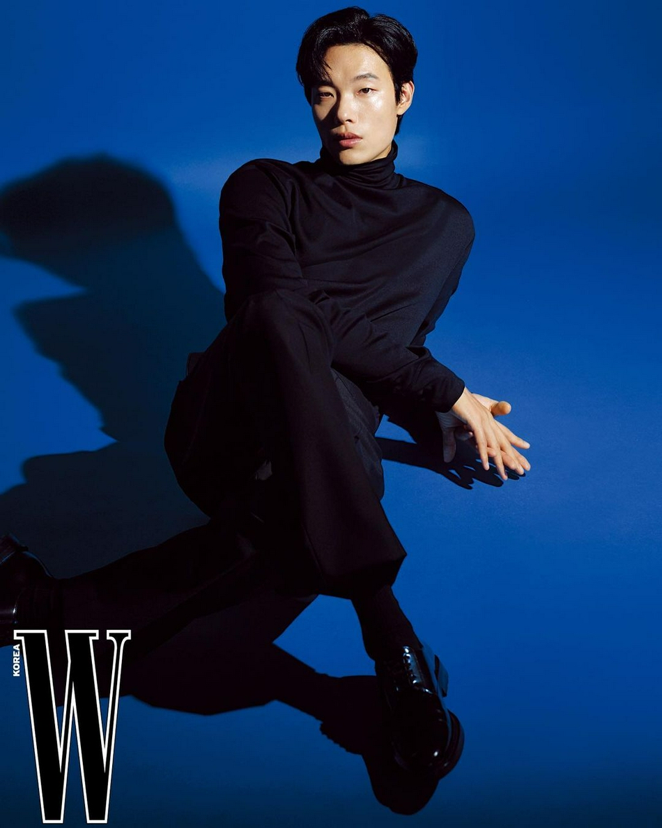 組圖：韓星柳俊烈登《W》雜誌 禁慾系寫真利落有型