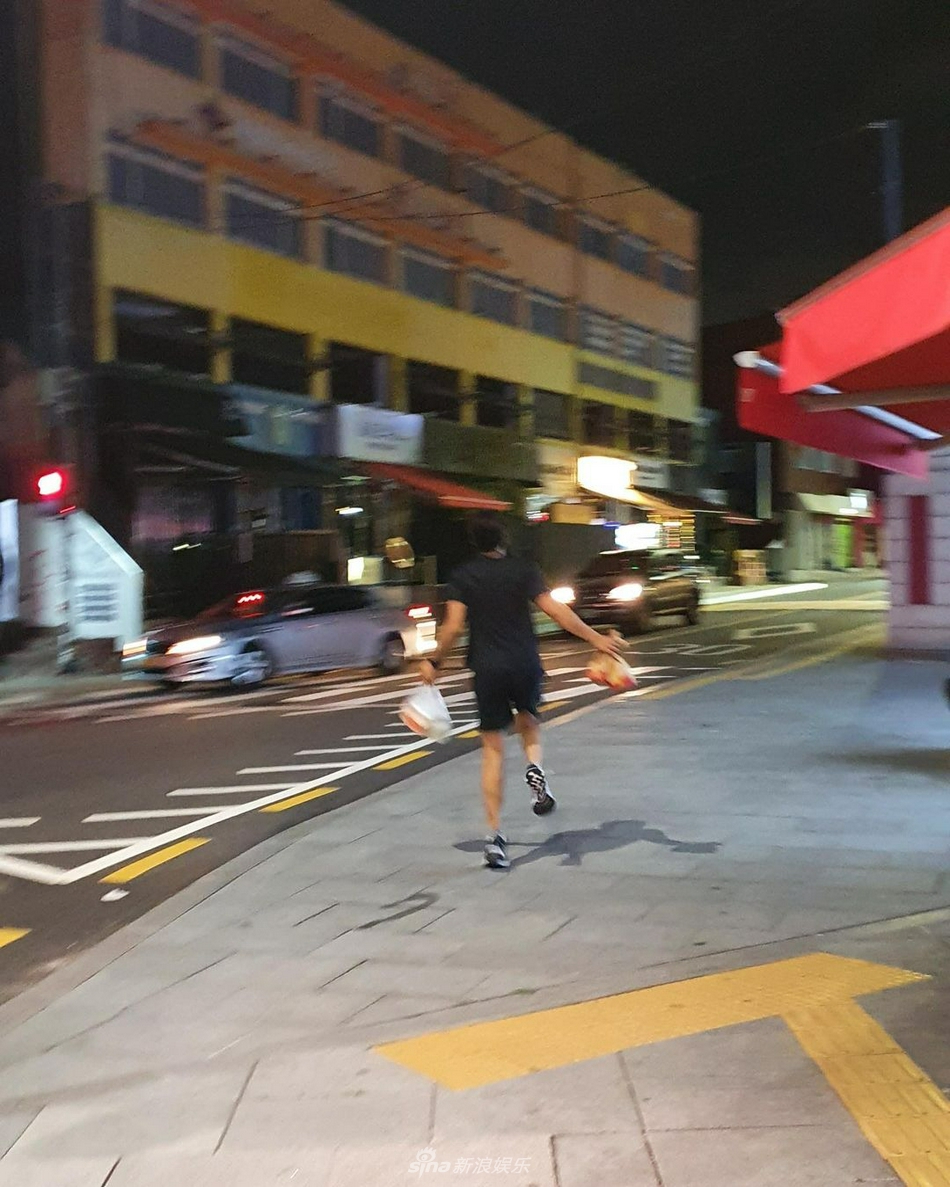 组图：Rain半夜买炸鸡开心到飞起 拎袋快跑背影搞笑