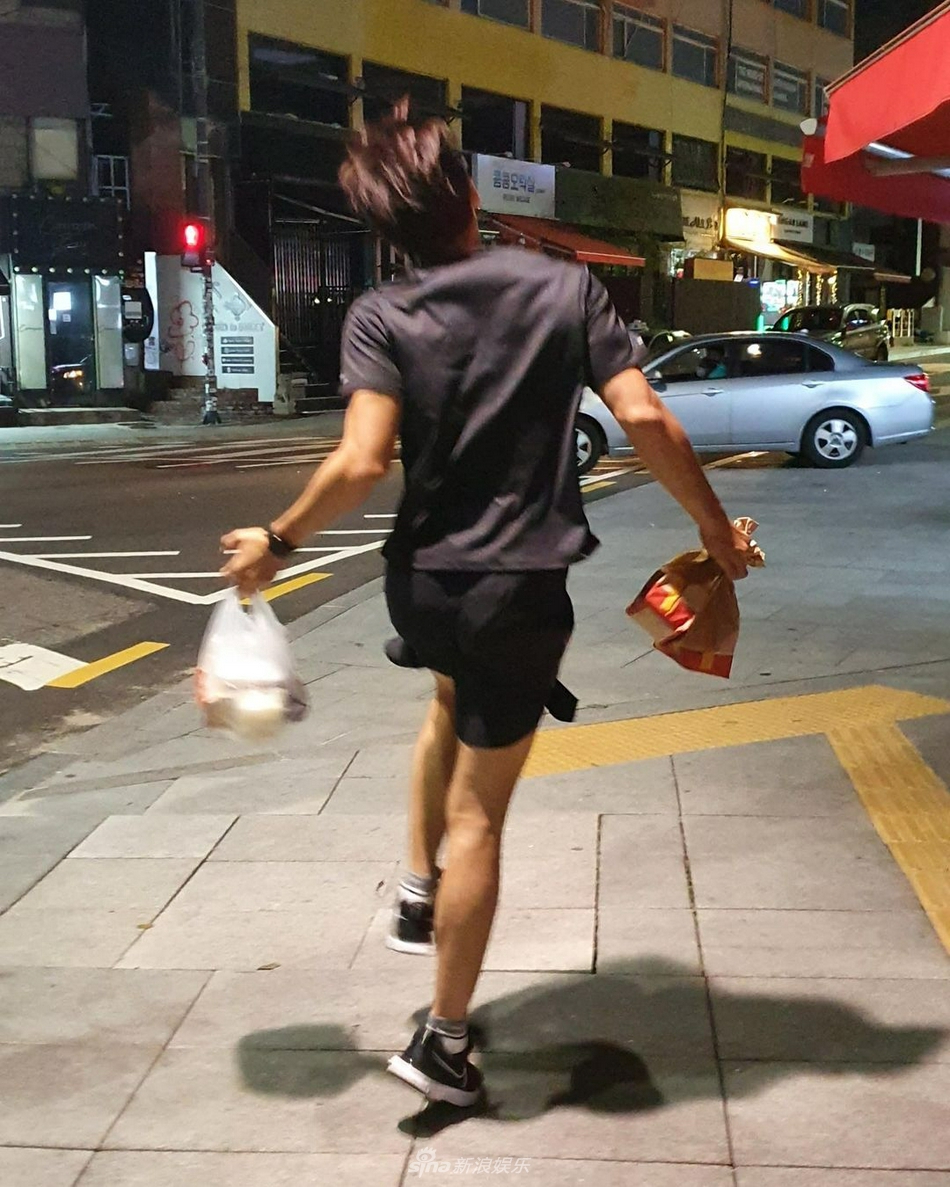 组图：Rain半夜买炸鸡开心到飞起 拎袋快跑背影搞笑
