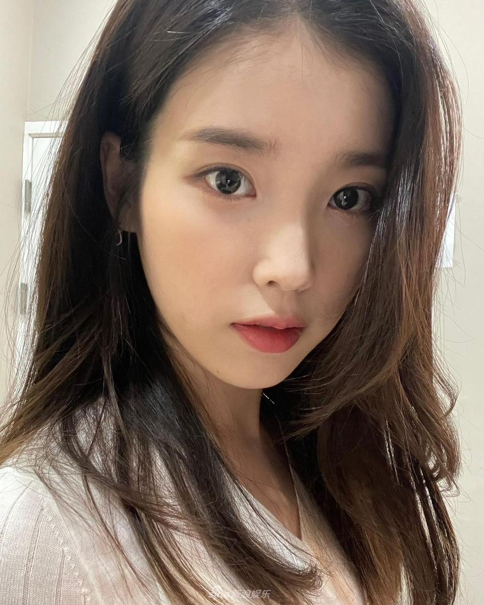 組圖：IU晒化妝室自拍照 造型甜美多年可愛不變