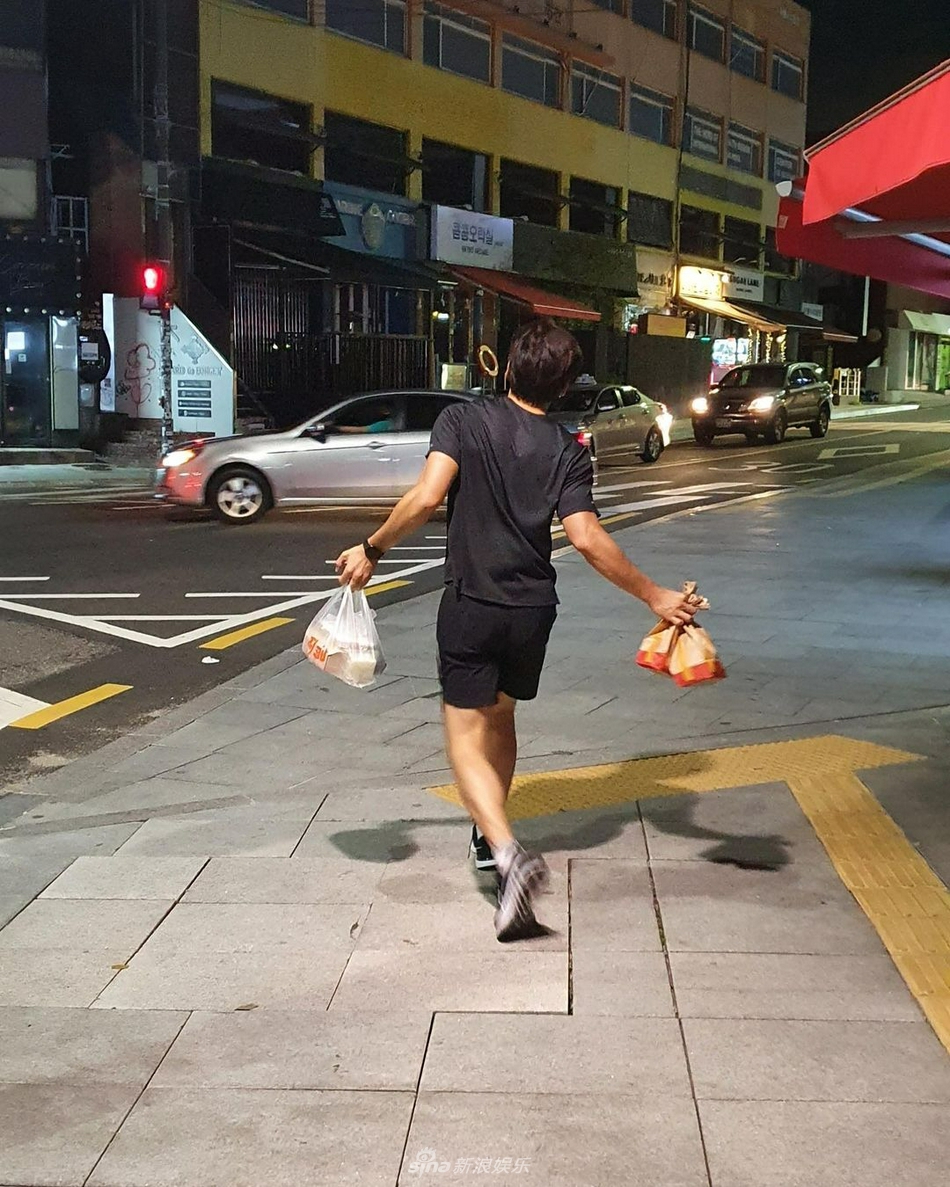 组图：Rain半夜买炸鸡开心到飞起 拎袋快跑背影搞笑