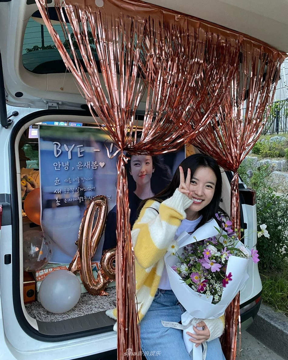 組圖：韓孝周新劇《幸福》殺青 曬劇組照片捧鮮花慶祝