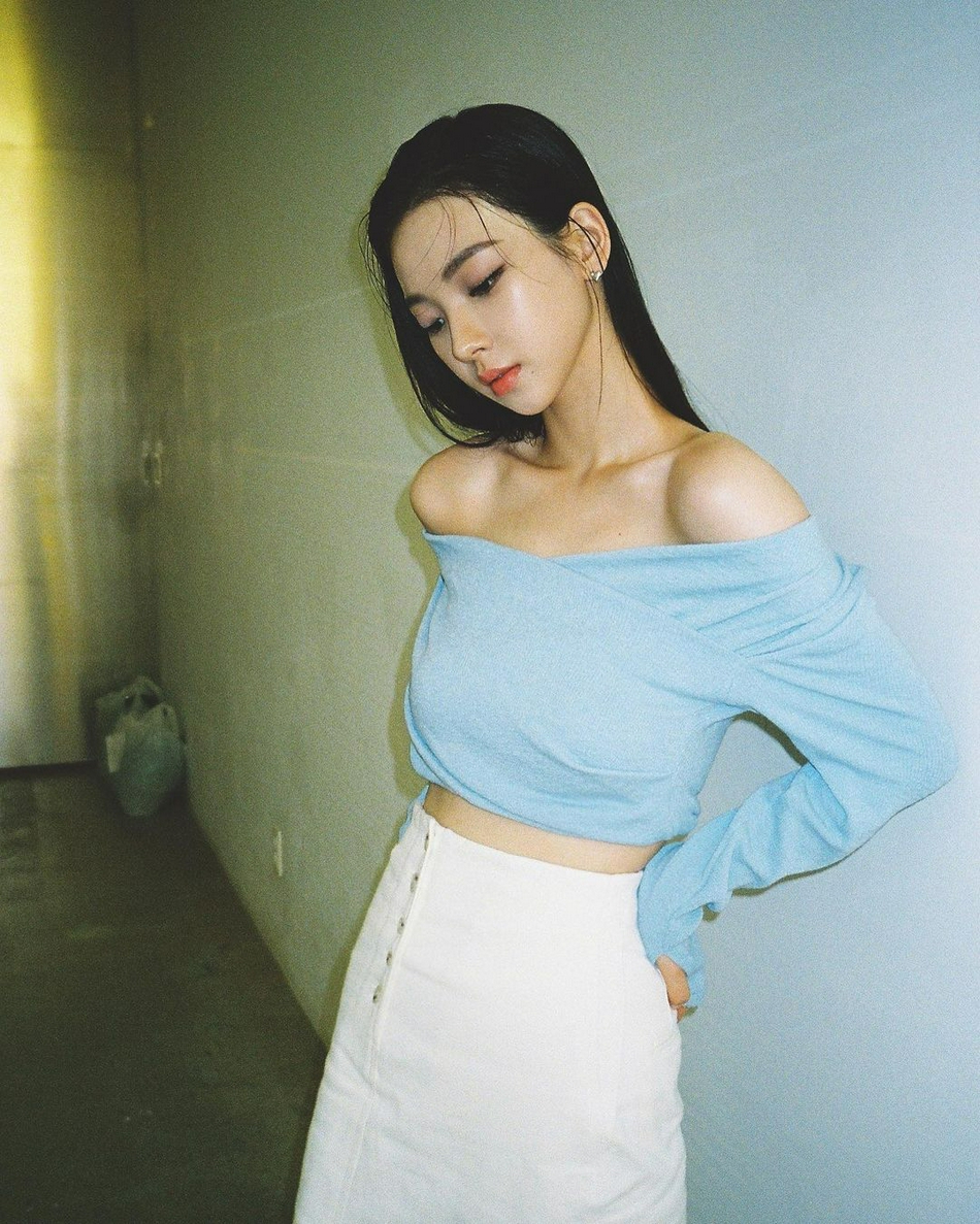 組圖：aespa柳智敏膠片側拍照公開 秀鎖骨美麗動人