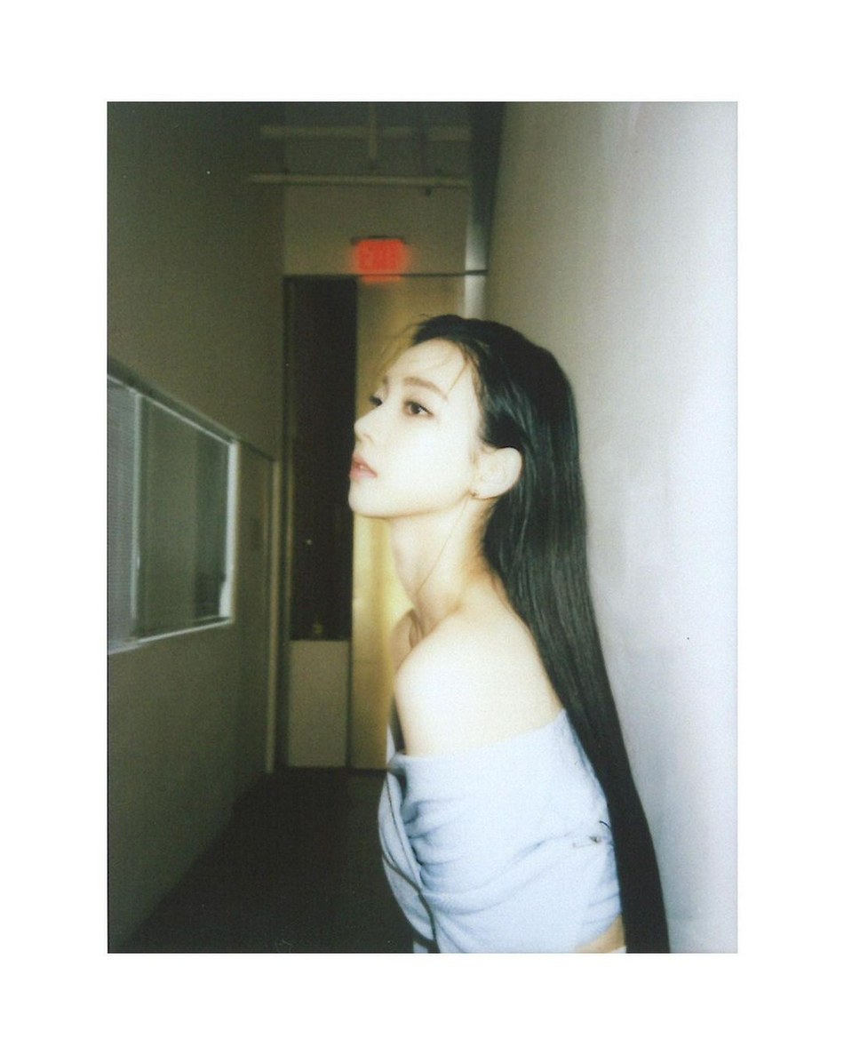 組圖：aespa柳智敏膠片側拍照公開 秀鎖骨美麗動人