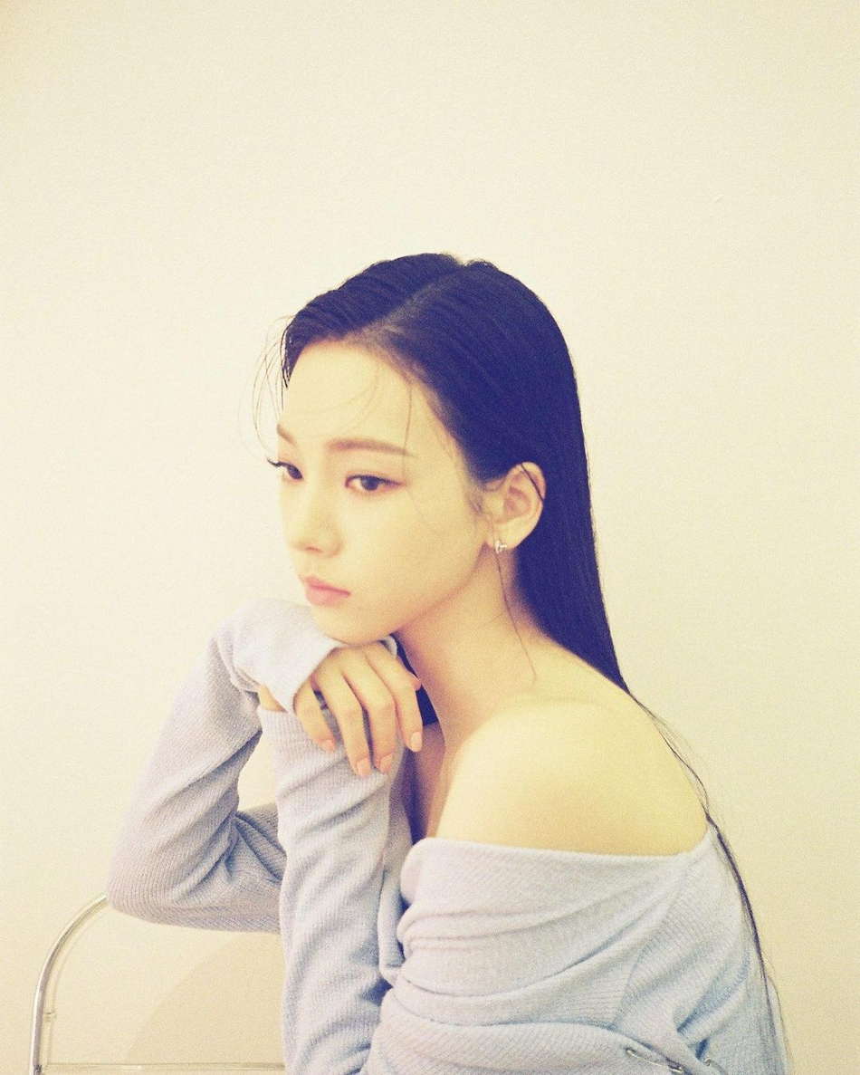組圖：aespa柳智敏膠片側拍照公開 秀鎖骨美麗動人