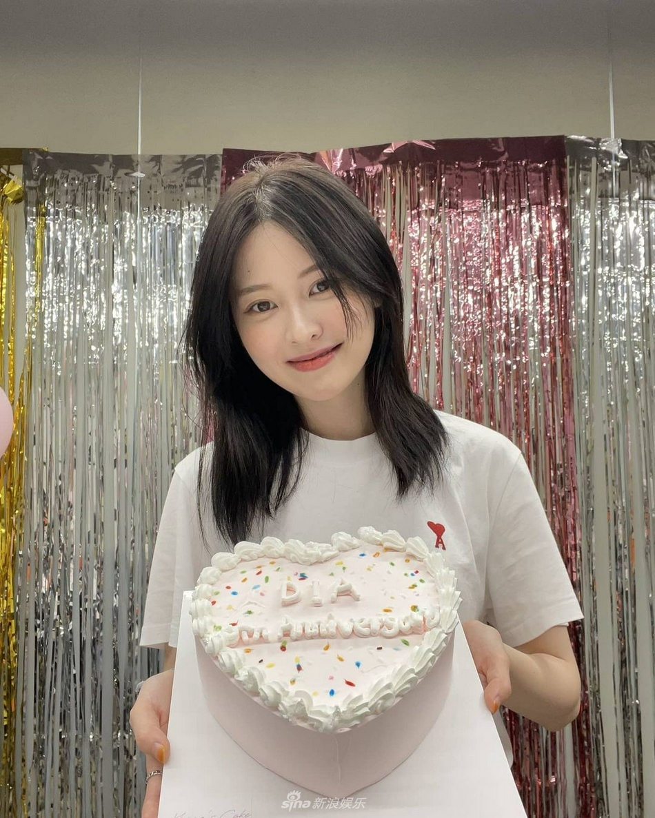 組圖：韓女團DIA合體慶祝出道六週年 鄭採妍低調站邊邊