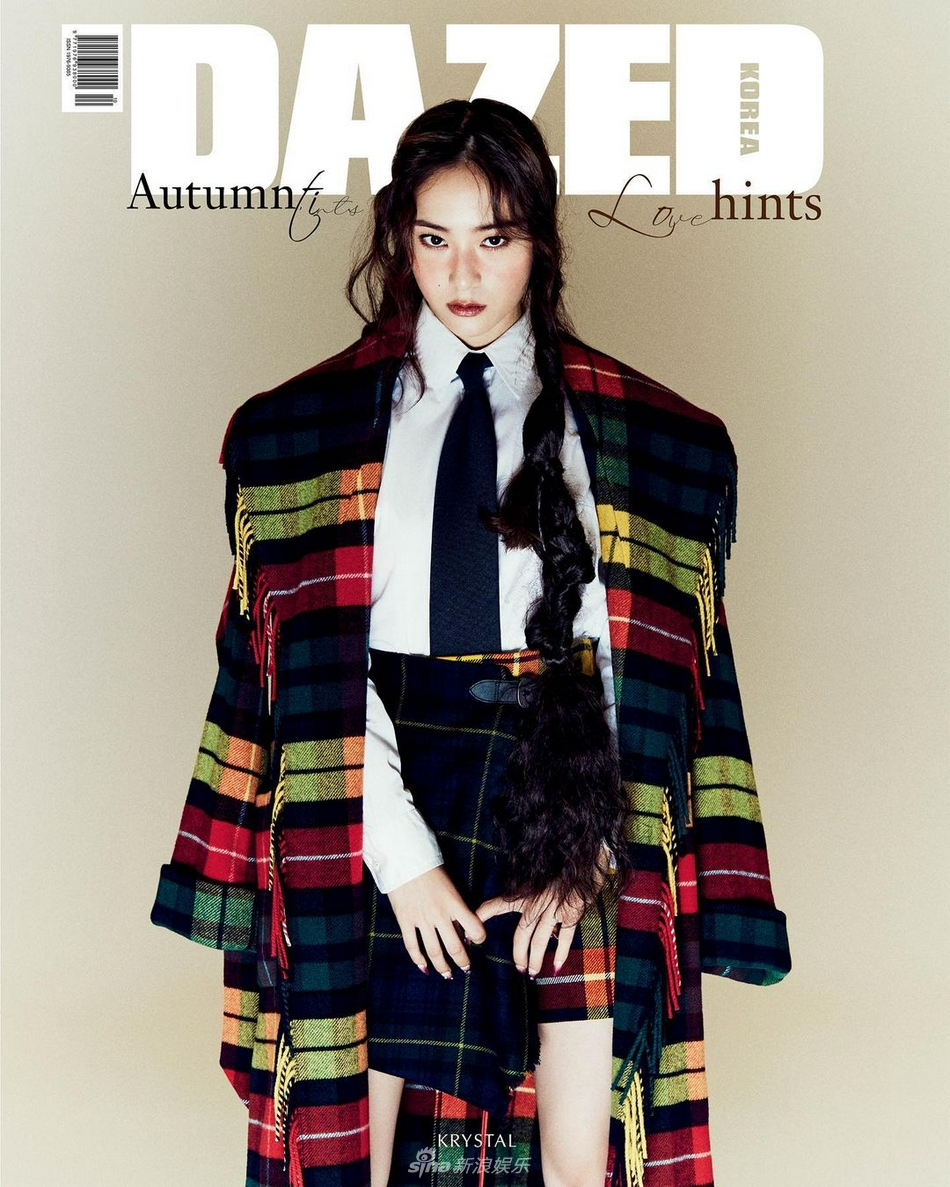 組圖：Krystal鄭秀晶登雜誌銀十封面 煙燻妝大膽超吸睛
