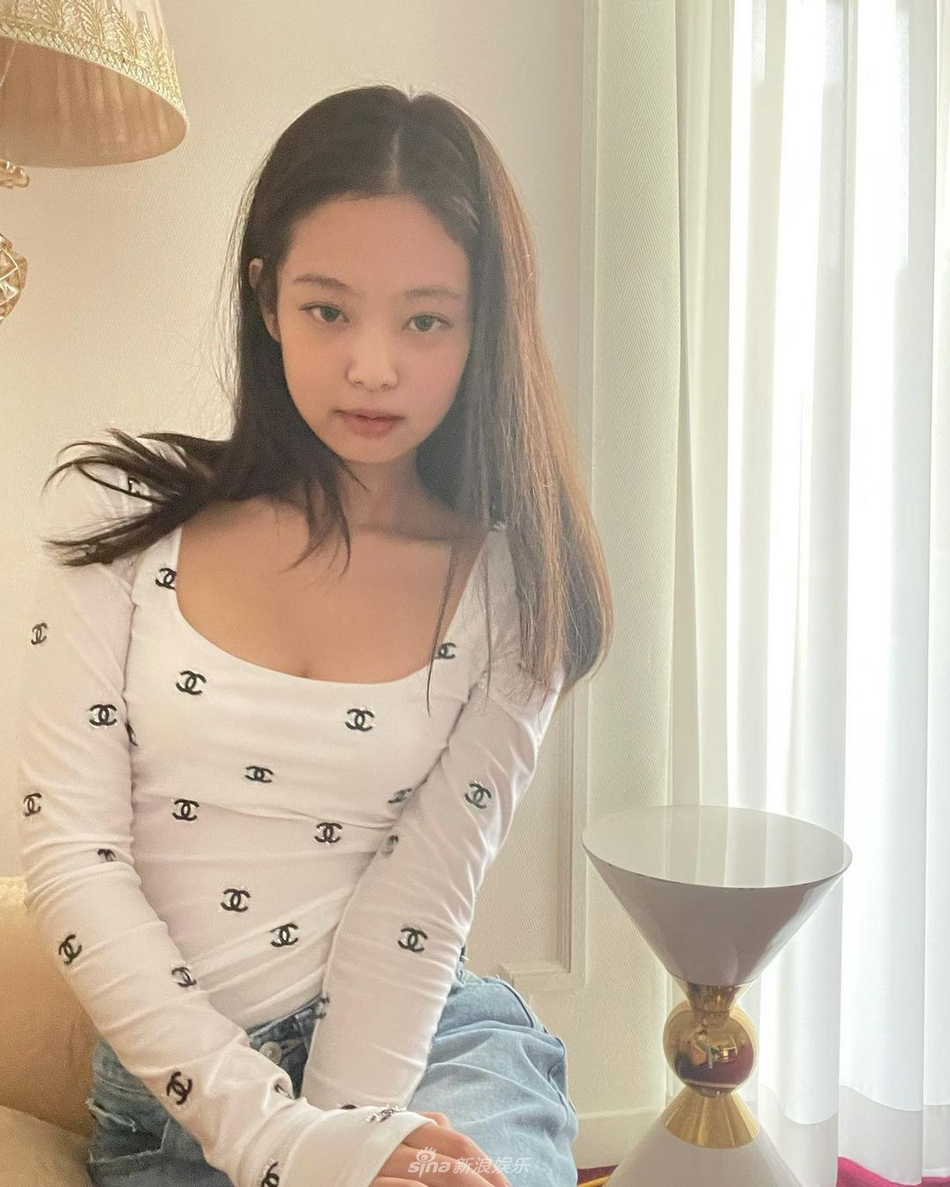 組圖：JENNIE穿白衣牛仔褲拍照 淡妝出鏡清純素淨