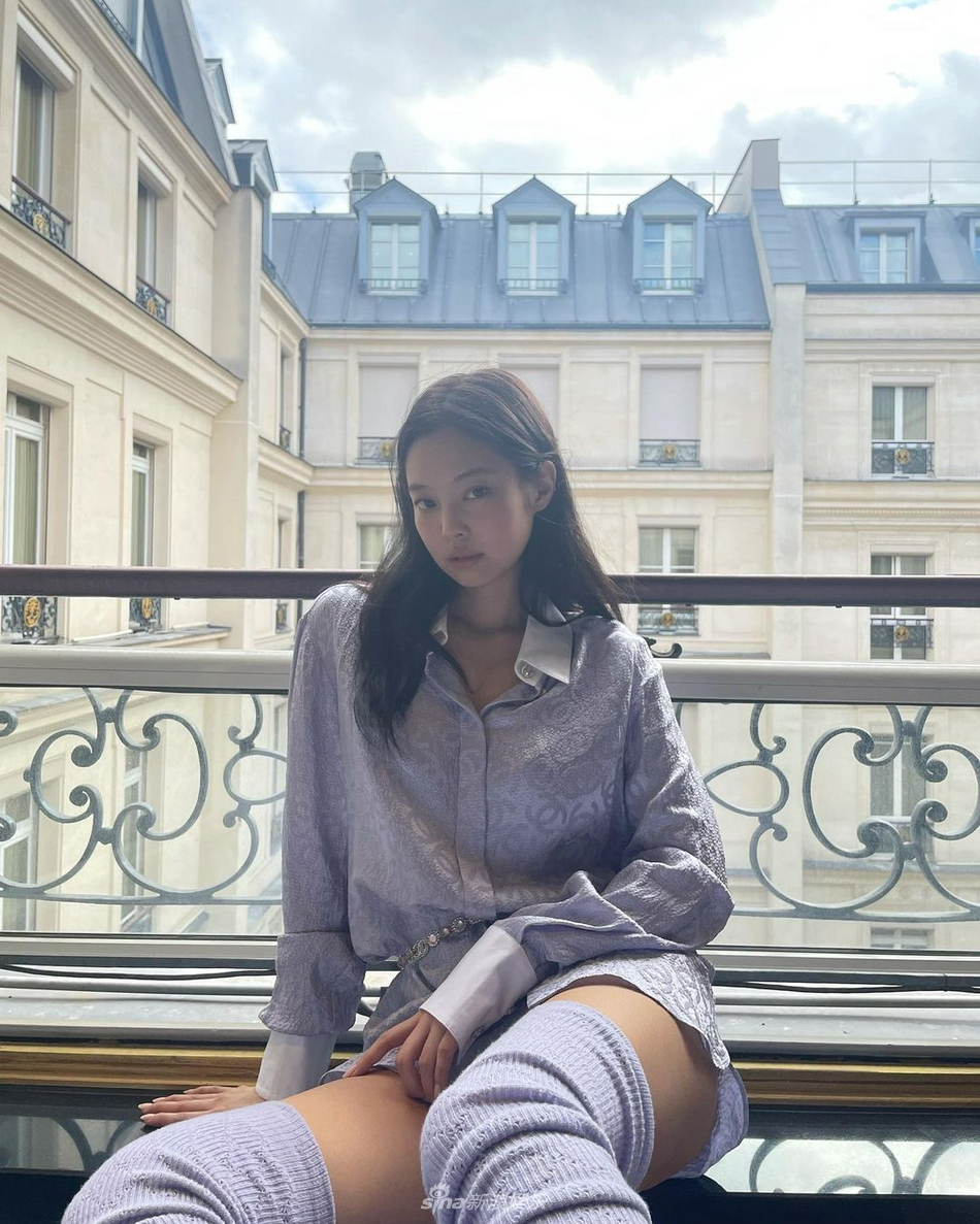 組圖：JENNIE曬私照坐窗邊撩發 香芋紫造型秋意濃