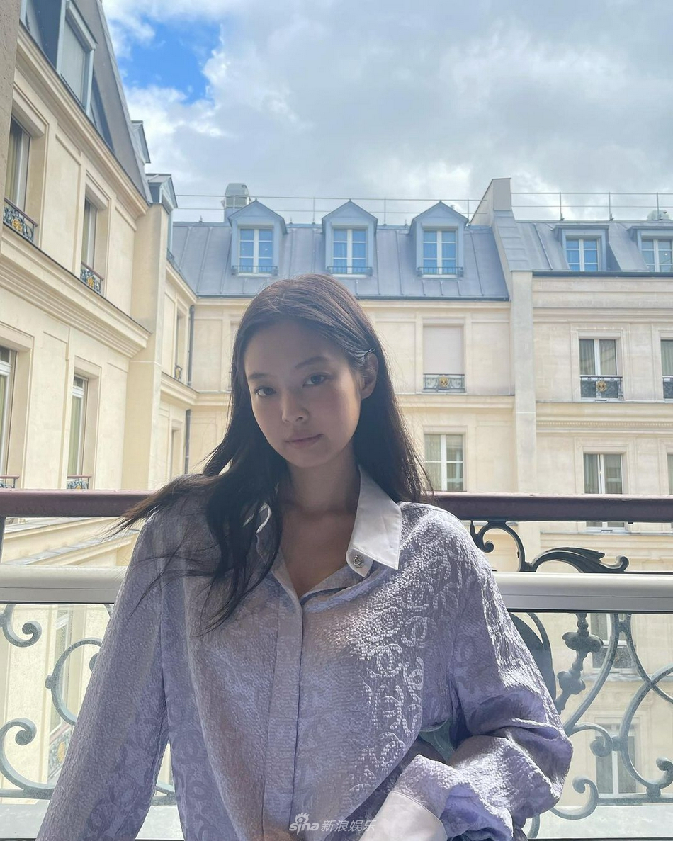 組圖：JENNIE曬私照坐窗邊撩發 香芋紫造型秋意濃