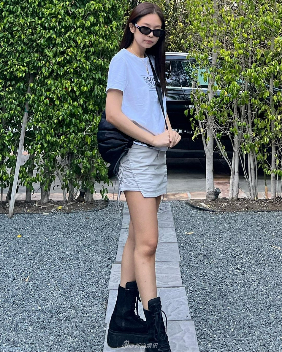 组图：JENNIE穿短裤短袖仍在过夏天 戴墨镜表情酷拽