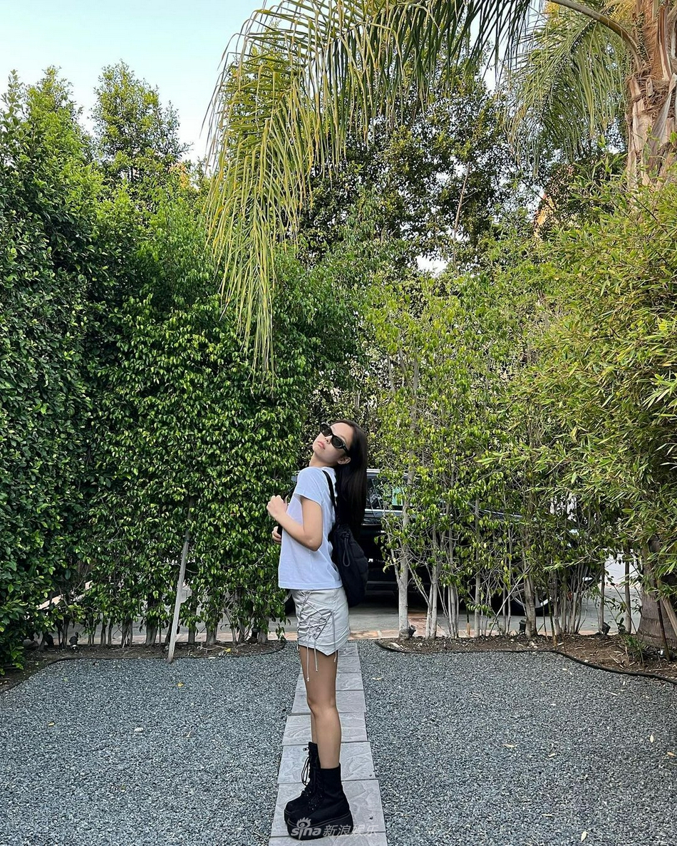 组图：JENNIE穿短裤短袖仍在过夏天 戴墨镜表情酷拽