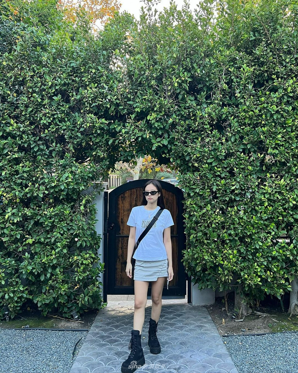 组图：JENNIE穿短裤短袖仍在过夏天 戴墨镜表情酷拽