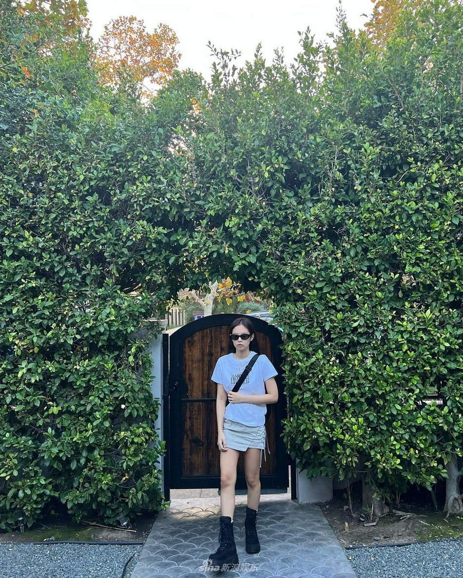 组图：JENNIE穿短裤短袖仍在过夏天 戴墨镜表情酷拽