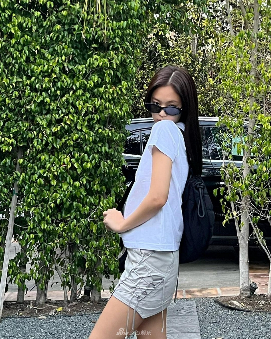 组图：JENNIE穿短裤短袖仍在过夏天 戴墨镜表情酷拽