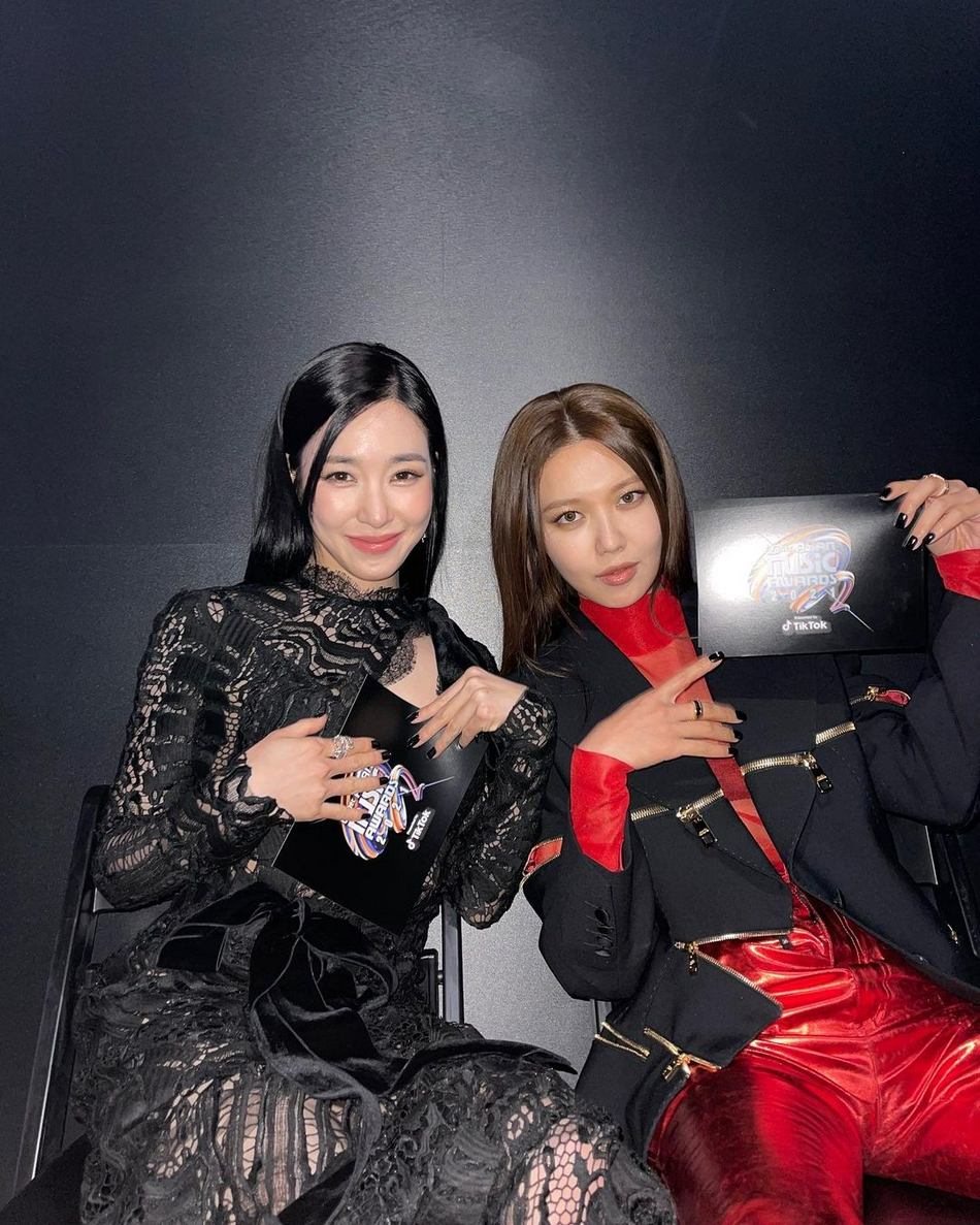 組圖：少女時代Tiffany與秀英合體 1億韓元造型引網友議論