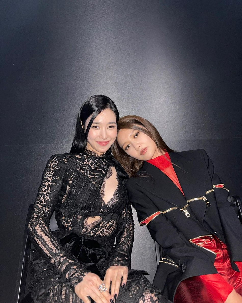 組圖：少女時代Tiffany與秀英合體 1億韓元造型引網友議論