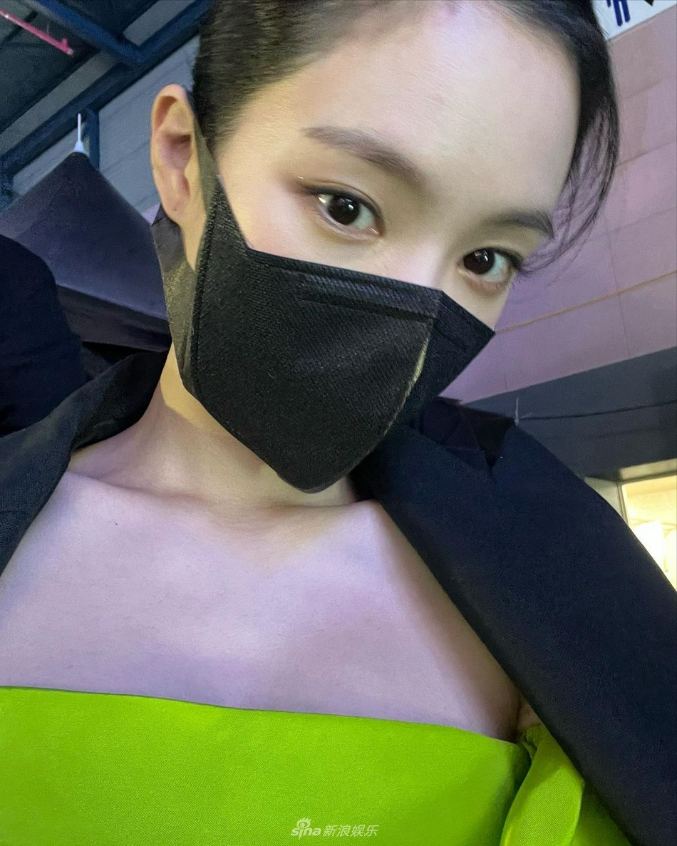 組圖：Apink孫娜恩穿抹胸綠裙自拍 露直角肩美麗凍人