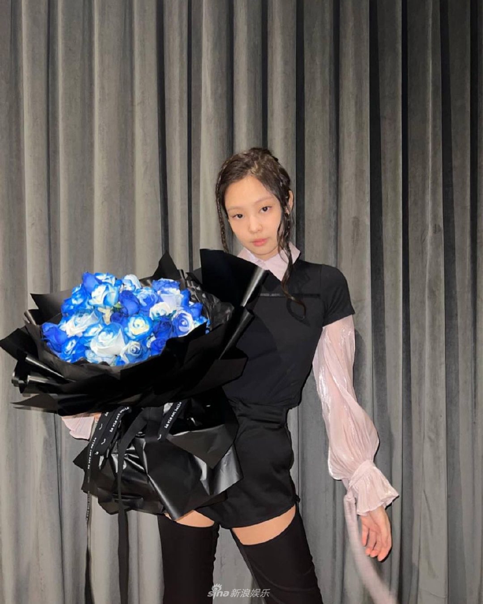 组图：JENNIE庆祝生日获赠蓝玫瑰 挖洞裤子造型吸睛