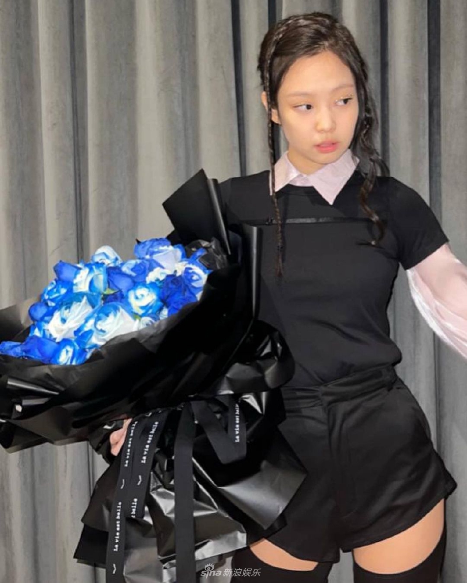 组图：JENNIE庆祝生日获赠蓝玫瑰 挖洞裤子造型吸睛