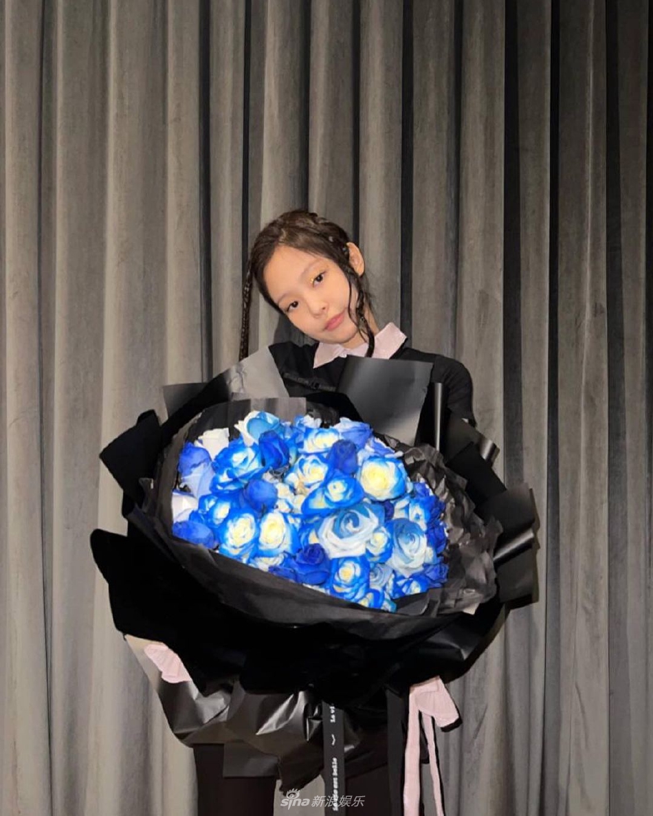 组图：JENNIE庆祝生日获赠蓝玫瑰 挖洞裤子造型吸睛