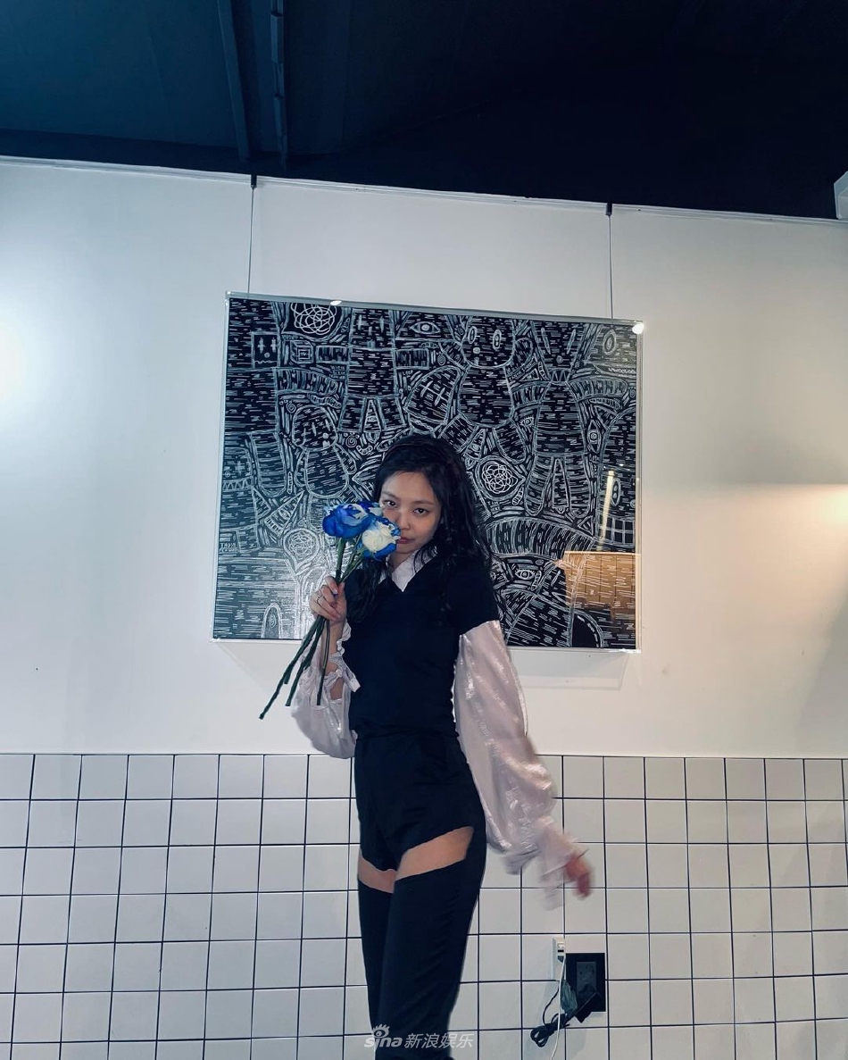 组图：JENNIE庆祝生日获赠蓝玫瑰 挖洞裤子造型吸睛