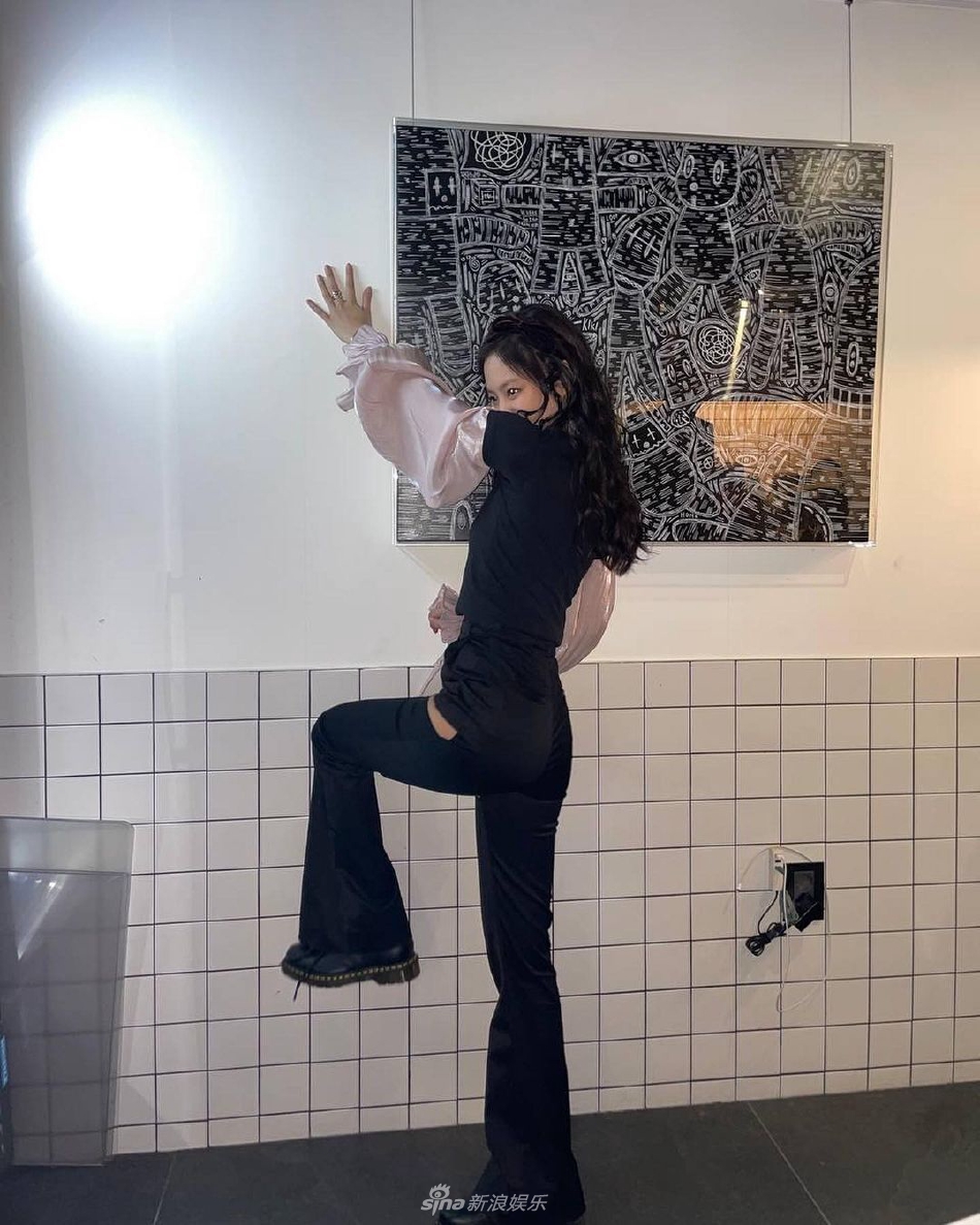 组图：JENNIE庆祝生日获赠蓝玫瑰 挖洞裤子造型吸睛